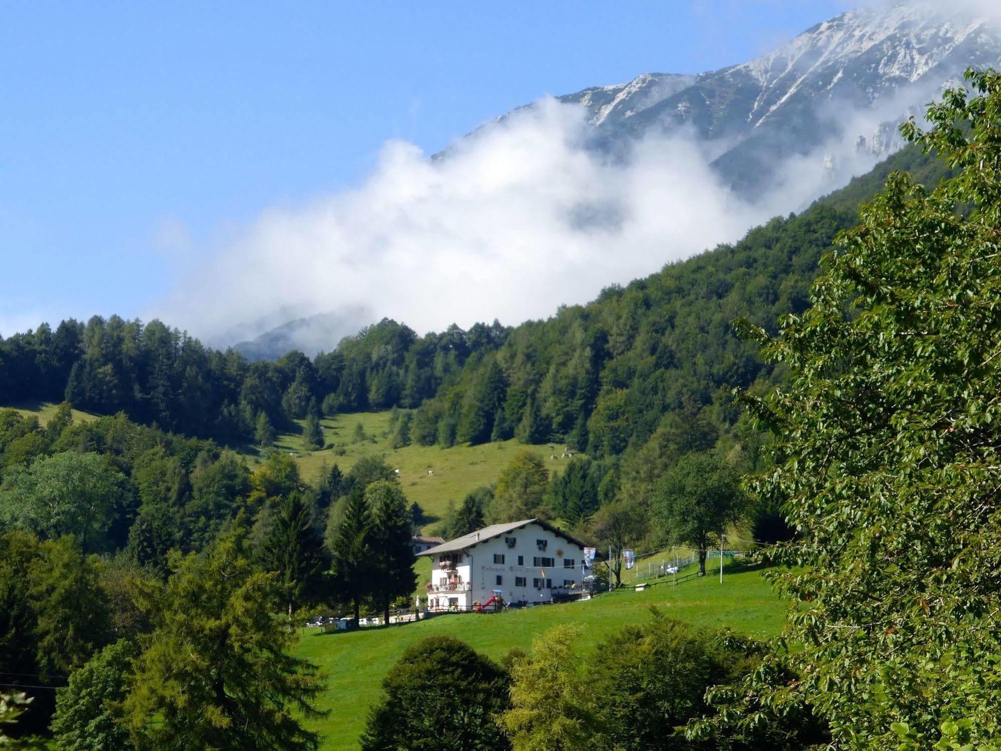 ホテル Rifugio Monte Baldo アーヴィオ エクステリア 写真
